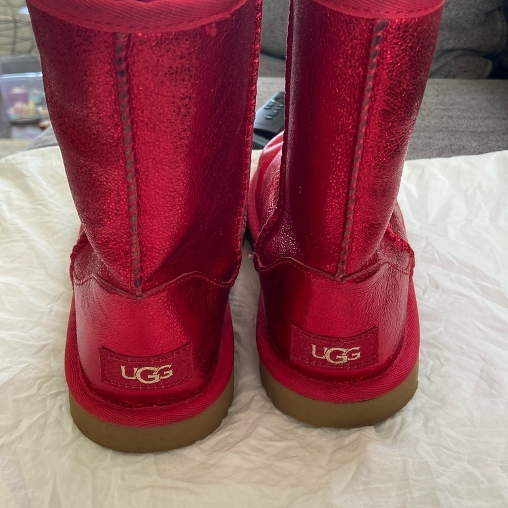Womens Short classic ll Uggs red metallic size 4​​​​​​​​